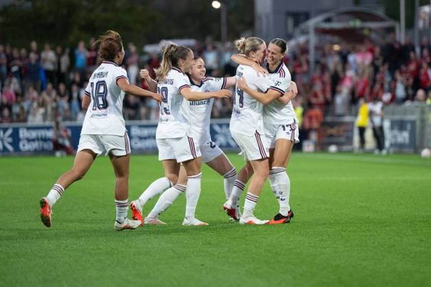Bayern-Mannschaft bejubelt das Tor zum 2:3, Bayer 04 Leverkusen Frauen vs. FC Bayern Muenchen Frauen, Fussball, Google Pixel Frauen-Bundesliga, 4. Spieltag, 2026 2027, 14.09.2026 DFB regulations prohibit any use of photographs as image sequences and or quasi-video Leverkusen Nordrhein-Westfalen Deutschland