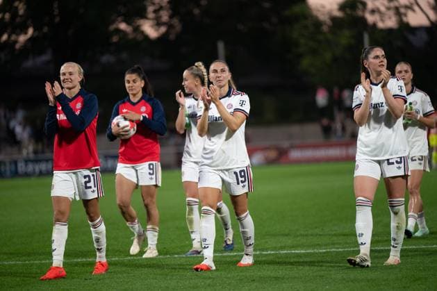Bayern-Mannschaft applaudiert den mitgereisten Fans nach Spielende , Bayer 04 Leverkusen Frauen vs. FC Bayern Muenchen Frauen, Fussball, Google Pixel Frauen-Bundesliga, 4. Spieltag, 2026 2027, 14.09.2026 DFB regulations prohibit any use of photographs as image sequences and or quasi-video Leverkusen Nordrhein-Westfalen Deutschland