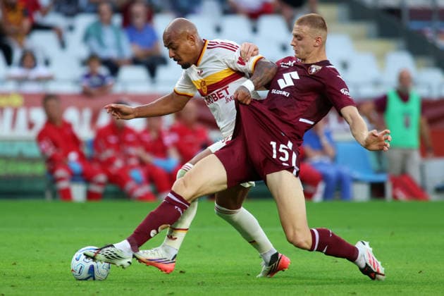 2026-09-14 Torino FC v AS Roma - Serie A TURIN, ITALY - SEPTEMBER 14: Donyell Malen of AS Roma, Pietro Comuzzo of Torino FC during the Serie A match between Torino FC and AS Roma at Stadio Olimpico di Torino on September 14, 2026 in Turin, Italy. (Photo by Nderim Kaceli BSR Agency) Turin Italy Content not available for redistribution in The Netherlands directly or indirectly through any third parties. Copyright: xBSRxAgencyx