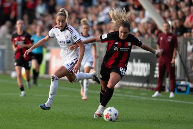 Paulina Tomasiak 28 (Bayer 04 Leverkusen Frauen) im Zweikampf, Aktion, mit Giulia Gwinn 7 (FC Bayern Muenchen Frauen), Bayer 04 Leverkusen Frauen vs. FC Bayern Muenchen Frauen, Fussball, Google Pixel Frauen-Bundesliga, 4. Spieltag, 2026 2027, 14.09.2026 DFB regulations prohibit any use of photographs as image sequences and or quasi-video Leverkusen Nordrhein-Westfalen Deutschland