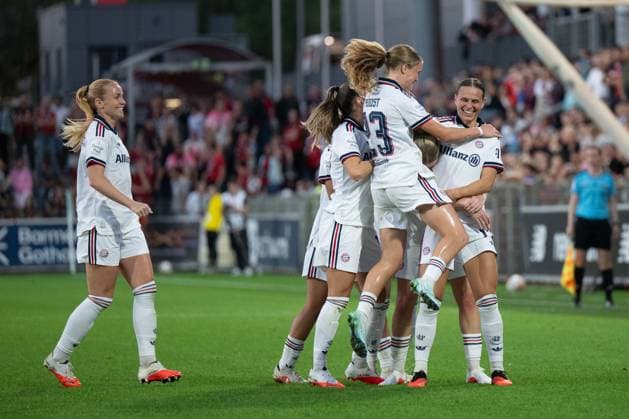 Bayern-Mannschaft bejubelt das Tor zum 2:3, Bayer 04 Leverkusen Frauen vs. FC Bayern Muenchen Frauen, Fussball, Google Pixel Frauen-Bundesliga, 4. Spieltag, 2026 2027, 14.09.2026 DFB regulations prohibit any use of photographs as image sequences and or quasi-video Leverkusen Nordrhein-Westfalen Deutschland