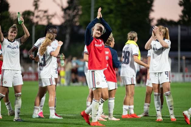 Bayern-Mannschaft applaudiert den mitgereisten Fans nach Spielende , Bayer 04 Leverkusen Frauen vs. FC Bayern Muenchen Frauen, Fussball, Google Pixel Frauen-Bundesliga, 4. Spieltag, 2026 2027, 14.09.2026 DFB regulations prohibit any use of photographs as image sequences and or quasi-video Leverkusen Nordrhein-Westfalen Deutschland