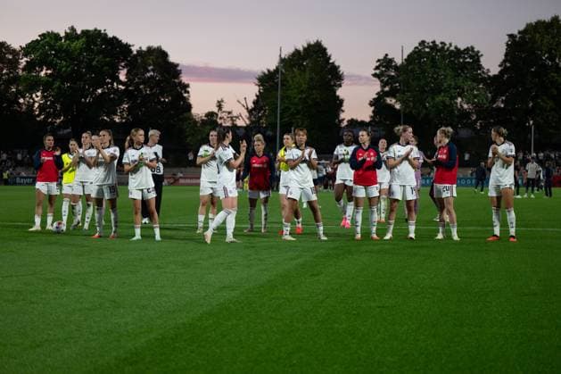 Bayern-Mannschaft applaudiert den mitgereisten Fans nach Spielende , Bayer 04 Leverkusen Frauen vs. FC Bayern Muenchen Frauen, Fussball, Google Pixel Frauen-Bundesliga, 4. Spieltag, 2026 2027, 14.09.2026 DFB regulations prohibit any use of photographs as image sequences and or quasi-video Leverkusen Nordrhein-Westfalen Deutschland