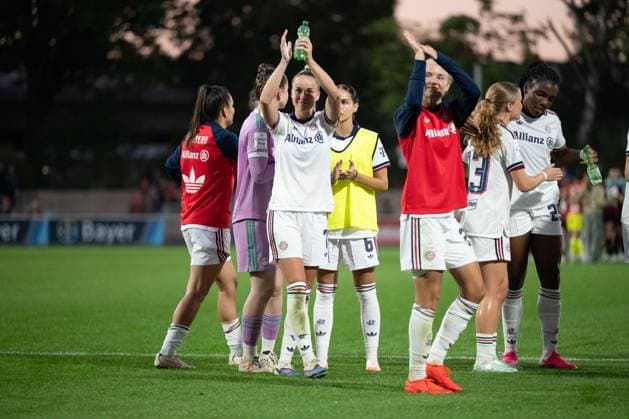 Bayern-Mannschaft applaudiert den mitgereisten Fans nach Spielende , Bayer 04 Leverkusen Frauen vs. FC Bayern Muenchen Frauen, Fussball, Google Pixel Frauen-Bundesliga, 4. Spieltag, 2026 2027, 14.09.2026 DFB regulations prohibit any use of photographs as image sequences and or quasi-video Leverkusen Nordrhein-Westfalen Deutschland