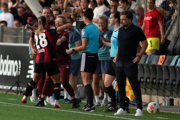 Paulina Tomasiak 28 (Bayer 04 Leverkusen Frauen) jubelt mit dem Staff über ihr Tor zum 1:0, Bayer 04 Leverkusen Frauen vs. FC Bayern Muenchen Frauen, Fussball, Google Pixel Frauen-Bundesliga, 4. Spieltag, 2026 2027, 14.09.2026 DFB regulations prohibit any use of photographs as image sequences and or quasi-video Leverkusen Nordrhein-Westfalen Deutschland