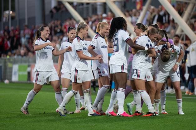 Bayern-Mannschaft bejubelt das Tor zum 2:3, Bayer 04 Leverkusen Frauen vs. FC Bayern Muenchen Frauen, Fussball, Google Pixel Frauen-Bundesliga, 4. Spieltag, 2026 2027, 14.09.2026 DFB regulations prohibit any use of photographs as image sequences and or quasi-video Leverkusen Nordrhein-Westfalen Deutschland