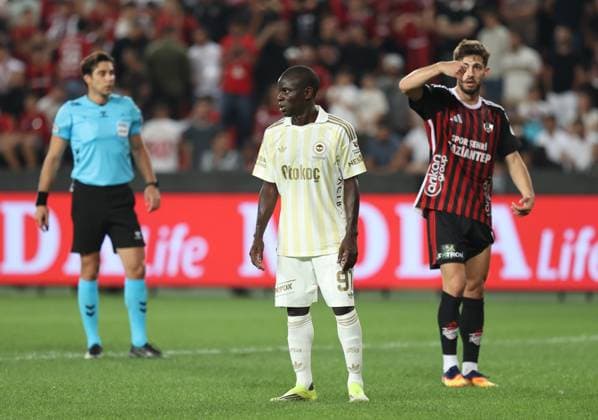 Gaziantep FK v Fenerbahce - Turkish Super Lig GAZIANTEP, TURKIYE - SEPTEMBER 14: Fenerbahce s Kante (C) in action during the Turkish Super Lig Week 5 match between Gaziantep FK and Fenerbahce at Gaziantep Buyuksehir Stadium in Gaziantep, Turkiye, on September 14, 2026. Omer Faruk Salman Anadolu Gaziantep Turkey. Editorial use only. Please get in touch for any other usage.  Copyright: x2026xAnadoluxOmerxFarukxSalmanx