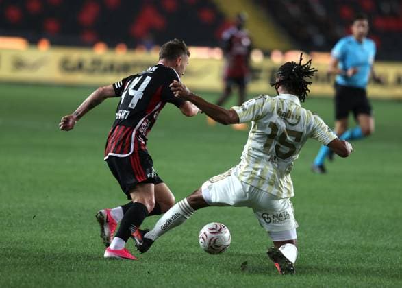Gaziantep FK v Fenerbahce - Turkish Super Lig GAZIANTEP, TURKIYE - SEPTEMBER 14: Gaziantep FK s Alexandru Maxim (L) battles for the ball with Fenerbahce s Nathan Ake (R) during the Turkish Super Lig Week 5 match between Gaziantep FK and Fenerbahce at Gaziantep Buyuksehir Stadium in Gaziantep, Turkiye, on September 14, 2026. Omer Faruk Salman Anadolu Gaziantep Turkey. Editorial use only. Please get in touch for any other usage.  Copyright: x2026xAnadoluxOmerxFarukxSalmanx