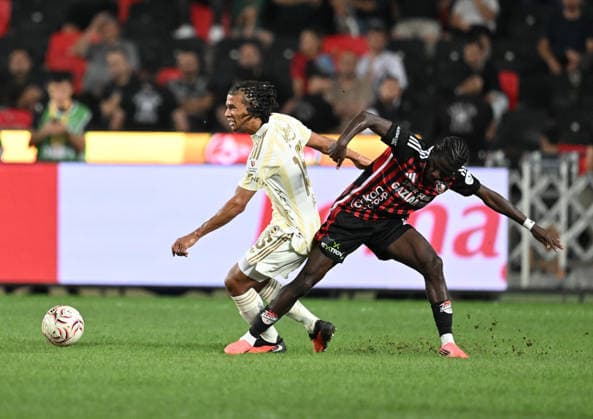 Gaziantep FK v Fenerbahce - Turkish Super Lig GAZIANTEP, TURKIYE - SEPTEMBER 14: Nathan Ake (L) of Fenerbahce in action during the Turkish Super Lig Week 5 match between Gaziantep FK and Fenerbahce at Gaziantep Buyuksehir Stadium in Gaziantep, Turkiye, on September 14, 2026. Adsiz Gunebakan Anadolu Gaziantep Turkey. Editorial use only. Please get in touch for any other usage.  Copyright: x2026xAnadoluxAdsizxGunebakanx