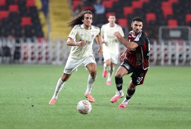Gaziantep FK v Fenerbahce - Turkish Super Lig GAZIANTEP, TURKIYE - SEPTEMBER 14: Guendouzi (L) of Fenerbahce in action during the Turkish Super Lig Week 5 match between Gaziantep FK and Fenerbahce at Gaziantep Buyuksehir Stadium in Gaziantep, Turkiye, on September 14, 2026. Omer Faruk Salman Anadolu Gaziantep Turkey. Editorial use only. Please get in touch for any other usage.  Copyright: x2026xAnadoluxOmerxFarukxSalmanx