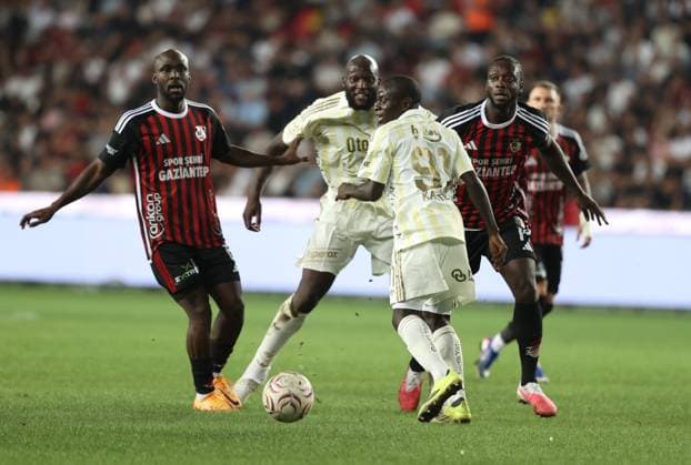 Gaziantep FK v Fenerbahce - Turkish Super Lig GAZIANTEP, TURKIYE - SEPTEMBER 14: Lukaku (2nd L) of Fenerbahce in action during the Turkish Super Lig Week 5 match between Gaziantep FK and Fenerbahce at Gaziantep Buyuksehir Stadium in Gaziantep, Turkiye, on September 14, 2026. Omer Faruk Salman Anadolu Gaziantep Turkey. Editorial use only. Please get in touch for any other usage.  Copyright: x2026xAnadoluxOmerxFarukxSalmanx