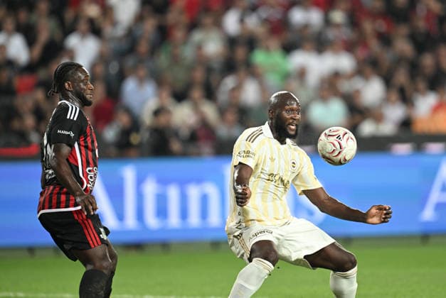 Gaziantep FK v Fenerbahce - Turkish Super Lig GAZIANTEP, TURKIYE - SEPTEMBER 14: Romelu Lukaku (R) of Fenerbahce in action during the Turkish Super Lig Week 5 match between Gaziantep FK and Fenerbahce at Gaziantep Buyuksehir Stadium in Gaziantep, Turkiye, on September 14, 2026. Adsiz Gunebakan Anadolu Gaziantep Turkey. Editorial use only. Please get in touch for any other usage.  Copyright: x2026xAnadoluxAdsizxGunebakanx