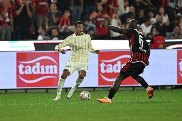 Gaziantep FK v Fenerbahce - Turkish Super Lig GAZIANTEP, TURKIYE - SEPTEMBER 14: Gaziantep FK s Meleke (R) battles for the ball with Fenerbahce s Mason Greenwood during the Turkish Super Lig Week 5 match between Gaziantep FK and Fenerbahce at Gaziantep Buyuksehir Stadium in Gaziantep, Turkiye, on September 14, 2026. Adsiz Gunebakan Anadolu Gaziantep Turkey. Editorial use only. Please get in touch for any other usage.  Copyright: x2026xAnadoluxAdsizxGunebakanx
