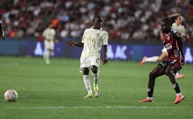 Gaziantep FK v Fenerbahce - Turkish Super Lig GAZIANTEP, TURKIYE - SEPTEMBER 14: Fenerbahce s Kante (L) battles with an opponent during the Turkish Super Lig Week 5 match between Gaziantep FK and Fenerbahce at Gaziantep Buyuksehir Stadium in Gaziantep, Turkiye, on September 14, 2026. Omer Faruk Salman Anadolu Gaziantep Turkey. Editorial use only. Please get in touch for any other usage.  Copyright: x2026xAnadoluxOmerxFarukxSalmanx