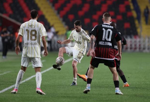 Gaziantep FK v Fenerbahce - Turkish Super Lig GAZIANTEP, TURKIYE - SEPTEMBER 14: Fenerbahce s Ismail Yuksek (C) battles with an opponent during the Turkish Super Lig Week 5 match between Gaziantep FK and Fenerbahce at Gaziantep Buyuksehir Stadium in Gaziantep, Turkiye, on September 14, 2026. Omer Faruk Salman Anadolu Gaziantep Turkey. Editorial use only. Please get in touch for any other usage.  Copyright: x2026xAnadoluxOmerxFarukxSalmanx