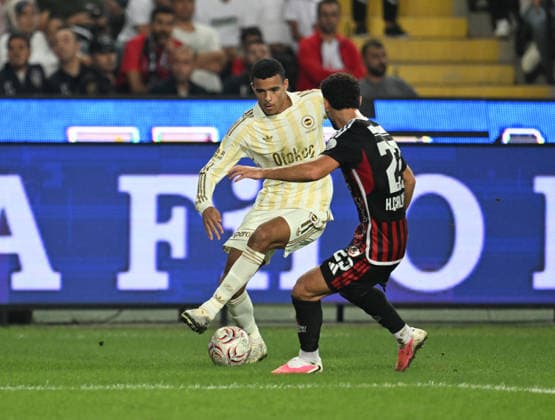 Gaziantep FK v Fenerbahce - Turkish Super Lig GAZIANTEP, TURKIYE - SEPTEMBER 14: Kerim Calhanoglu (R) of Gaziantep FK in action against Mason Greenwood (L) of Fenerbahce during the Turkish Super Lig Week 5 match between Gaziantep FK and Fenerbahce at Gaziantep Buyuksehir Stadium in Gaziantep, Turkiye, on September 14, 2026. Adsiz Gunebakan Anadolu Gaziantep Turkey. Editorial use only. Please get in touch for any other usage.  Copyright: x2026xAnadoluxAdsizxGunebakanx