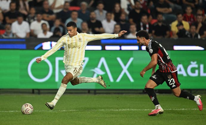 Gaziantep FK v Fenerbahce - Turkish Super Lig GAZIANTEP, TURKIYE - SEPTEMBER 14: Kerim Calhanoglu (R) of Gaziantep FK in action against Mason Greenwood (L) of Fenerbahce during the Turkish Super Lig Week 5 match between Gaziantep FK and Fenerbahce at Gaziantep Buyuksehir Stadium in Gaziantep, Turkiye, on September 14, 2026. Adsiz Gunebakan Anadolu Gaziantep Turkey. Editorial use only. Please get in touch for any other usage.  Copyright: x2026xAnadoluxAdsizxGunebakanx