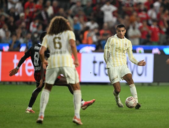 Gaziantep FK v Fenerbahce - Turkish Super Lig GAZIANTEP, TURKIYE - SEPTEMBER 14: Mason Greenwood (R) of Fenerbahce in action during the Turkish Super Lig Week 5 match between Gaziantep FK and Fenerbahce at Gaziantep Buyuksehir Stadium in Gaziantep, Turkiye, on September 14, 2026. Adsiz Gunebakan Anadolu Gaziantep Turkey. Editorial use only. Please get in touch for any other usage.  Copyright: x2026xAnadoluxAdsizxGunebakanx