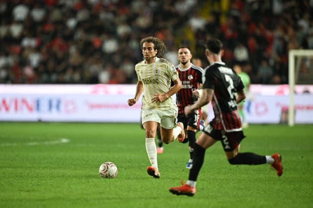 Gaziantep FK v Fenerbahce - Turkish Super Lig GAZIANTEP, TURKIYE - SEPTEMBER 14: Matteo Guendouzi (L) of Fenerbahce in action during the Turkish Super Lig Week 5 match between Gaziantep FK and Fenerbahce at Gaziantep Buyuksehir Stadium in Gaziantep, Turkiye, on September 14, 2026. Adsiz Gunebakan Anadolu Gaziantep Turkey. Editorial use only. Please get in touch for any other usage.  Copyright: x2026xAnadoluxAdsizxGunebakanx