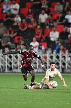 Gaziantep FK v Fenerbahce - Turkish Super Lig GAZIANTEP, TURKIYE - SEPTEMBER 14: Victor Gidado (L) of Gaziantep FK in action against Ismail Yuksek (R) of Fenerbahce during the Turkish Super Lig Week 5 match between Gaziantep FK and Fenerbahce at Gaziantep Buyuksehir Stadium in Gaziantep, Turkiye, on September 14, 2026. Adsiz Gunebakan Anadolu Gaziantep Turkey. Editorial use only. Please get in touch for any other usage.  Copyright: x2026xAnadoluxAdsizxGunebakanx