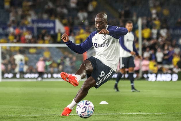 Leeds United v Newcastle United - Premier League 2026 27 Yoane Wissa of Newcastle United warms up before the Premier League match against Leeds United at Elland Road in Leeds, United Kingdom, on September 14, 2026. Leeds West Yorkshire United Kingdom  Copyright: xNewsxImagesx originalFilename:cosgrove-premierl260914_npsb0.jpg