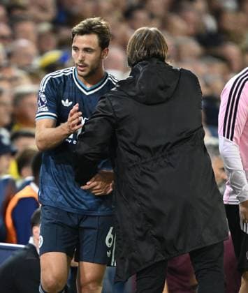 Nico Gonzalez of Newcastle United looks dejected after having to go off injured early in the game as he is consoled by Manager Daniel Farke of Leeds United Leeds United v Newcastle United, Premier League, Football, Elland Road, UK - 14 Sep 2026Leeds Elland Road United Kingdom EDITORIAL USE ONLY No use with unauthorised audio, video, data, fixture lists, club league logos or live services. Online in-match use limited to 120 images, no video emulation. No use in betting, games or single club league player publications.  Copyright: xGreigxCowie Shutterstockx 17151113ak