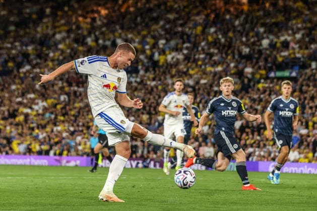 Premier League Leeds United v Newcastle Untied Nico Elvedi of Leeds United takes a shot on goal during the Premier League match Leeds United vs Newcastle Untied at Elland Road, Leeds, United Kingdom on 14 September 2026 (Photo by Alfie Cosgrove News Images) Leeds Elland Road West Yorkshire United Kingdom Copyright: xAlfiexCosgrove NewsxImagesx