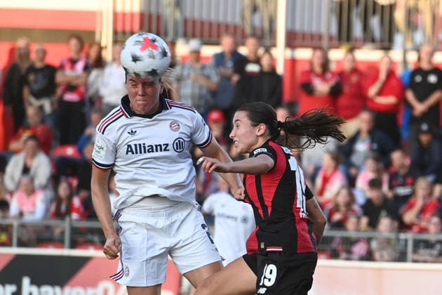 Vanessa GILLES (M) erzielt per Kopfball das Tor zum 1-1, Kopfball, Kopfballduell, gegen Loreen BENDER (LEV) Bayer 04 Leverkusen - FC Bayern Muenchen 2-3 Fussball Google Pixel Bundesliga der Frauen Saison 2026 2027, 4.Spieltag, Spieltag4, matchday4, am 14.09.2026 im Ulrich Habeland-Stadion Leverkusen, Â