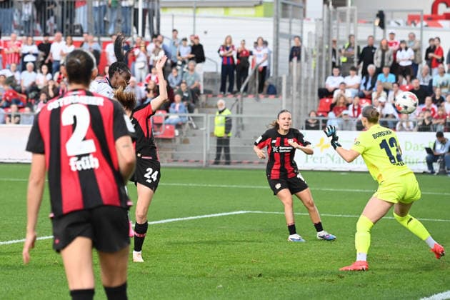 Edna IMADE (M) erzielt per Kopfball das Tor zum 2-2 Bayer 04 Leverkusen - FC Bayern Muenchen 2-3 Fussball Google Pixel Bundesliga der Frauen Saison 2026 2027, 4.Spieltag, Spieltag4, matchday4, am 14.09.2026 im Ulrich Habeland-Stadion Leverkusen, Â