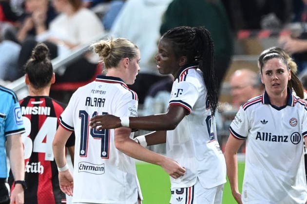 -ssj- FC Bayern Muenchen Frauen, München, Mitte_ m14- und Edna IMADE (M) Bayer 04 Leverkusen - FC Bayern Muenchen 2-3 Fussball Google Pixel Bundesliga der Frauen Saison 2026 2027, 4.Spieltag, Spieltag4, matchday4, am 14.09.2026 im Ulrich Habeland-Stadion Leverkusen, Â