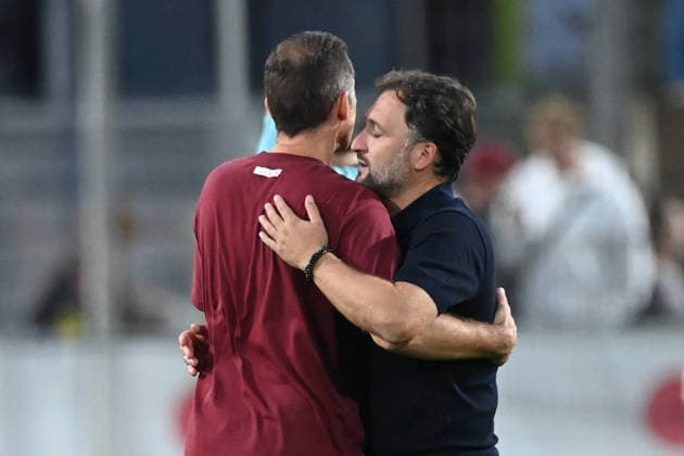 Trainer Roberto PAETZOLD (Pätzold, LEV) und Trainer Jose BARCALA (M) freundschaftliche Umarmung nach dem Spiel, Bayer 04 Leverkusen - FC Bayern Muenchen 2-3 Fussball Google Pixel Bundesliga der Frauen Saison 2026 2027, 4.Spieltag, Spieltag4, matchday4, am 14.09.2026 im Ulrich Habeland-Stadion Leverkusen, Â