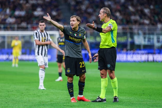 IPA88535872 - Nicolo Barella of FC Internazionale protests to referee Luca Pairetto during the Serie A Enilive 2026 27 soccer match between FC Internazionale and Udinese Calcio.  Copyright: xFabrizioxCarabelli IPAxSportx xx IPA88535872