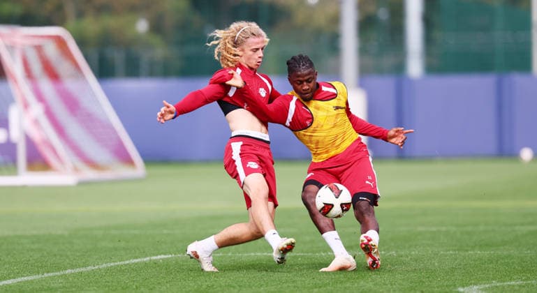 Leipzig, 14.09.2026, Red Bull Akademie, Fussball, 1.Bundesliga, RB Leipzig , Training , Im Bild von links: Viggo Gebel, Johan Bakayoko. , Nur zur redaktionellen Nutzung. Only editorial use. ,