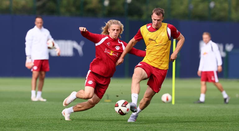 Leipzig, 14.09.2026, Red Bull Akademie, Fussball, 1.Bundesliga, RB Leipzig , Training , Im Bild von links: Viggo Gebel, Lukas Klostermann (16, RB Leipzig). , Nur zur redaktionellen Nutzung. Only editorial use. ,