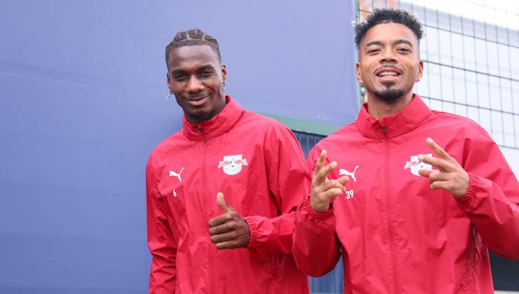 Leipzig, 14.09.2026, Red Bull Akademie, Fussball, 1.Bundesliga, RB Leipzig , Training , Im Bild von links: Ezechiel Banzuzi, Benjamin Henrichs. , Nur zur redaktionellen Nutzung. Only editorial use. ,