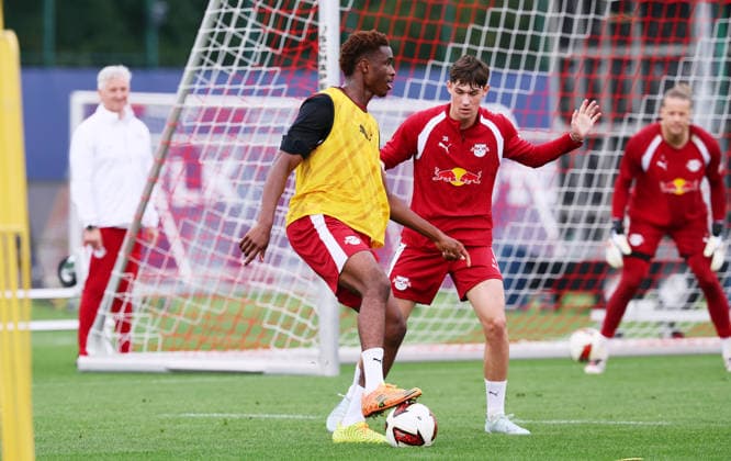 Leipzig, 14.09.2026, Red Bull Akademie, Fussball, 1.Bundesliga, RB Leipzig , Training , Im Bild von links: Abdoul Kone, Andrija Maksimovic. , Nur zur redaktionellen Nutzung. Only editorial use. ,