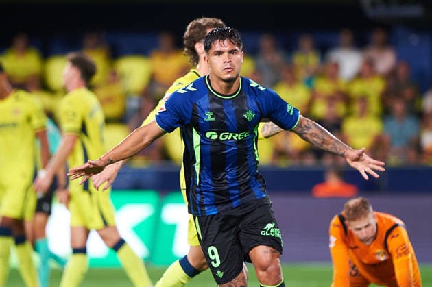 Cucho Hernandez (Real Betis)celebrates after scoring his team˜s first goal during the LaLiga EA Sports match between Villarreal CF and Real Betis Balompie at Estadio de la Ceramica on September 14, 2026 in Villarreal, Spain. -