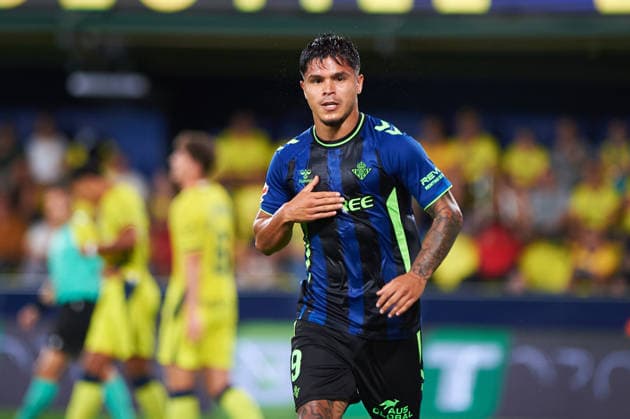 Cucho Hernandez (Real Betis)celebrates after scoring his team˜s first goal during the LaLiga EA Sports match between Villarreal CF and Real Betis Balompie at Estadio de la Ceramica on September 14, 2026 in Villarreal, Spain. -