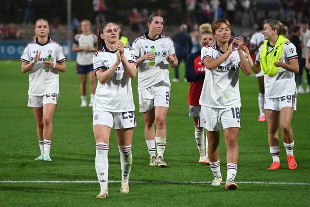 Schlussjubel, Jubel, jubeln, Freude, cheers, FC Bayern Muenchen Frauen, München, Bayer 04 Leverkusen - FC Bayern Muenchen 2-3 Fussball Google Pixel Bundesliga der Frauen Saison 2026 2027, 4.Spieltag, Spieltag4, matchday4, am 14.09.2026 im Ulrich Habeland-Stadion Leverkusen, Â