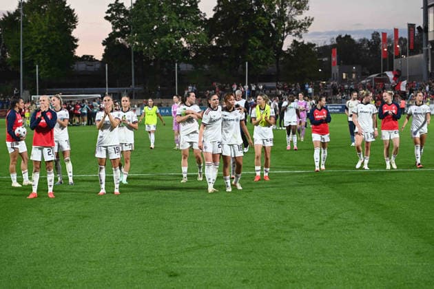 Schlussjubel, Jubel, jubeln, Freude, cheers, FC Bayern Muenchen Frauen, München, Bayer 04 Leverkusen - FC Bayern Muenchen 2-3 Fussball Google Pixel Bundesliga der Frauen Saison 2026 2027, 4.Spieltag, Spieltag4, matchday4, am 14.09.2026 im Ulrich Habeland-Stadion Leverkusen, Â
