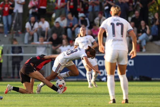 Loreen Bender (Bayer 04 Leverkusen) und Momoko Tanikawa (FC Bayern Muenchen) im Zweikampf waehrend des Spiels der Frauen Bundesliga zwischen Bayer 04 Leverkusen und FC Bayern Muenchen, Ulrich-Haberland-Stadion am 14. September 2026 in Leverkusen, Deutschland. (Foto von Oliver Kaelke DeFodi Images) +++ Loreen Bender (Bayer 04 Leverkusen) und Momoko Tanikawa (FC Bayern Muenchen) battle for the ball during the Bundesliga match between Bayer 04 Leverkusen and FC Bayern Muenchen at Ulrich-Haberland-Stadion on September 14, 2026 in Leverkusen, Germany. (Photo by Oliver Kaelke DeFodi Images) DFB DFL REGULATIONS PROHIBIT ANY USE OF PHOTOGRAPHS AS IMAGE SEQUENCES AND OR QUASI-VIDEO. (Photo by Oliver Kaelke DeFodi Images) -