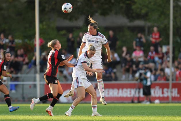 Cornelia Kramer (Bayer 04 Leverkusen), Vanessa Gilles (FC Bayern Muenchen) und Franziska Kett (FC Bayern Muenchen) im Zweikampf waehrend des Spiels der Frauen Bundesliga zwischen Bayer 04 Leverkusen und FC Bayern Muenchen, Ulrich-Haberland-Stadion am 14. September 2026 in Leverkusen, Deutschland. (Foto von Oliver Kaelke DeFodi Images) +++ Cornelia Kramer (Bayer 04 Leverkusen), Vanessa Gilles (FC Bayern Muenchen) und Franziska Kett (FC Bayern Muenchen) battle for the ball during the Bundesliga match between Bayer 04 Leverkusen and FC Bayern Muenchen at Ulrich-Haberland-Stadion on September 14, 2026 in Leverkusen, Germany. (Photo by Oliver Kaelke DeFodi Images) DFB DFL REGULATIONS PROHIBIT ANY USE OF PHOTOGRAPHS AS IMAGE SEQUENCES AND OR QUASI-VIDEO. (Photo by Oliver Kaelke DeFodi Images) -