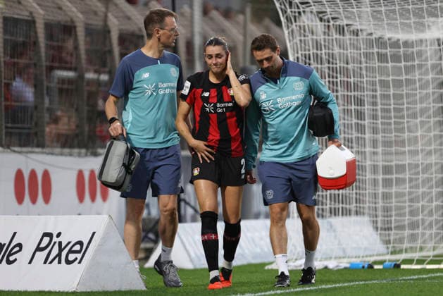 Selina Ostermeier (Bayer 04 Leverkusen) verletzt, gestikuliert, Gestik waehrend des Spiels der Frauen Bundesliga zwischen Bayer 04 Leverkusen und FC Bayern Muenchen, Ulrich-Haberland-Stadion am 14. September 2026 in Leverkusen, Deutschland. (Foto von Oliver Kaelke DeFodi Images) +++ Selina Ostermeier (Bayer 04 Leverkusen) injured, gestures during the Bundesliga match between Bayer 04 Leverkusen and FC Bayern Muenchen at Ulrich-Haberland-Stadion on September 14, 2026 in Leverkusen, Germany. (Photo by Oliver Kaelke DeFodi Images) DFB DFL REGULATIONS PROHIBIT ANY USE OF PHOTOGRAPHS AS IMAGE SEQUENCES AND OR QUASI-VIDEO. (Photo by Oliver Kaelke DeFodi Images) -