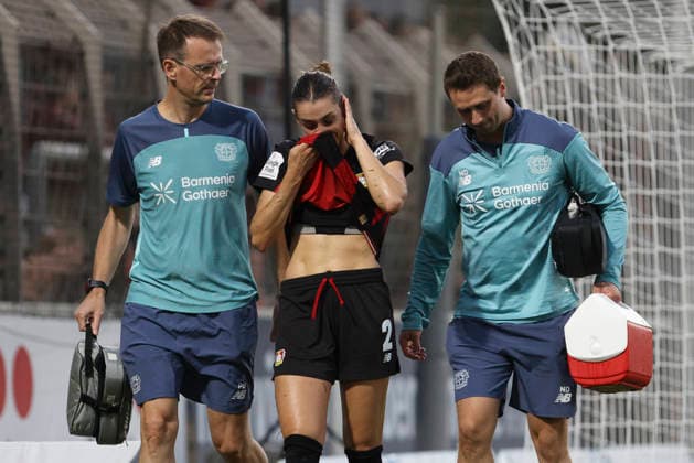 Selina Ostermeier (Bayer 04 Leverkusen) verletzt, gestikuliert, Gestik waehrend des Spiels der Frauen Bundesliga zwischen Bayer 04 Leverkusen und FC Bayern Muenchen, Ulrich-Haberland-Stadion am 14. September 2026 in Leverkusen, Deutschland. (Foto von Oliver Kaelke DeFodi Images) +++ Selina Ostermeier (Bayer 04 Leverkusen) injured, gestures during the Bundesliga match between Bayer 04 Leverkusen and FC Bayern Muenchen at Ulrich-Haberland-Stadion on September 14, 2026 in Leverkusen, Germany. (Photo by Oliver Kaelke DeFodi Images) DFB DFL REGULATIONS PROHIBIT ANY USE OF PHOTOGRAPHS AS IMAGE SEQUENCES AND OR QUASI-VIDEO. (Photo by Oliver Kaelke DeFodi Images) -