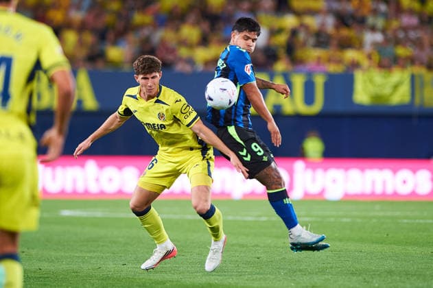 Pau Navarro (Villarreal CF) and Cucho Hernandez (Real Betis) during the LaLiga EA Sports match between Villarreal CF and Real Betis Balompie at Estadio de la Ceramica on September 14, 2026 in Villarreal, Spain. -