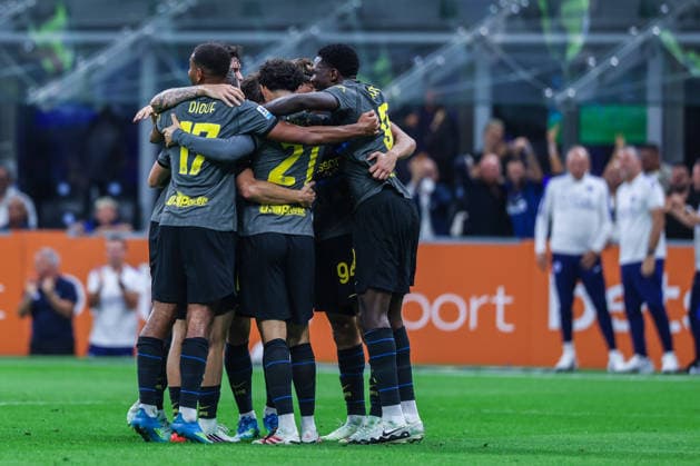 IPA88537118 - Francesco Esposito of FC Internazionale celebrates with his teammates after scoring a goal during the 2026 27 Serie A Enilive soccer match between FC Internazionale and Udinese Calcio.  Copyright: xFabrizioxCarabelli IPAxSportx xx IPA88537118