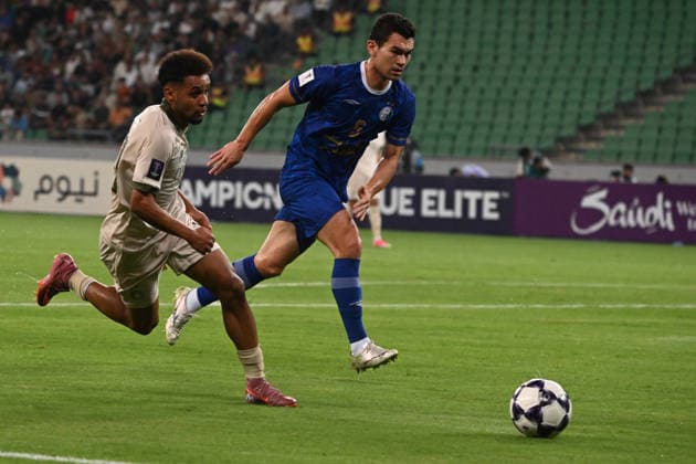AFC Champions League - Esteghlal v Al Sadd BASRA, IRAQ - SEPTEMBER 14: Rustam Ashurmatov (5) of Iran s Esteghlal FC vies for the ball against an opponent during the AFC Champions League Elite match between Iran s Esteghlal FC and Qatar s Al Sadd SC at the Basra Sports Complex in Basra, Iraq, on September 14, 2026. Haidar Mohammed Ali Anadolu Basra Iraq. Editorial use only. Please get in touch for any other usage.  Copyright: x2026xAnadoluxHaidarxMohammedxAlix