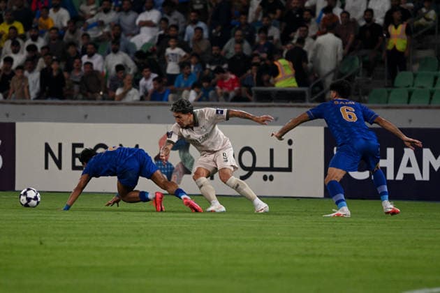 AFC Champions League - Esteghlal v Al Sadd BASRA, IRAQ - SEPTEMBER 14: Roberto Firmino (9) of Qatar s Al Sadd SC vies for the ball against opponents during the AFC Champions League Elite match between Iran s Esteghlal FC and Qatar s Al Sadd SC at the Basra Sports Complex in Basra, Iraq, on September 14, 2026. Haidar Mohammed Ali Anadolu Basra Iraq. Editorial use only. Please get in touch for any other usage.  Copyright: x2026xAnadoluxHaidarxMohammedxAlix