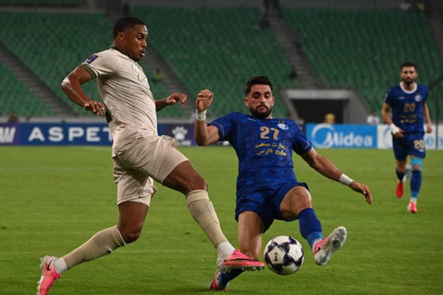 AFC Champions League - Esteghlal v Al Sadd BASRA, IRAQ - SEPTEMBER 14: Hossein Goudarzi (27) of Iran s Esteghlal FC vies for the ball against an opponent during the AFC Champions League Elite match between Esteghlal FC and Qatar s Al Sadd SC at the Basra Sports Complex in Basra, Iraq, on September 14, 2026. Haidar Mohammed Ali Anadolu Basra Iraq. Editorial use only. Please get in touch for any other usage.  Copyright: x2026xAnadoluxHaidarxMohammedxAlix