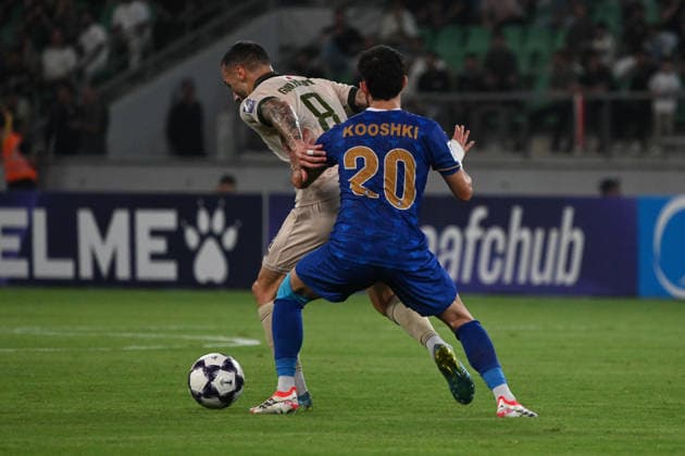 AFC Champions League - Esteghlal v Al Sadd BASRA, IRAQ - SEPTEMBER 14: Alireza Koushki (20) of Iran s Esteghlal FC vies for the ball against an opponent during the AFC Champions League Elite match between Esteghlal FC and Qatar s Al Sadd SC at the Basra Sports Complex in Basra, Iraq, on September 14, 2026. Haidar Mohammed Ali Anadolu Basra Iraq. Editorial use only. Please get in touch for any other usage.  Copyright: x2026xAnadoluxHaidarxMohammedxAlix